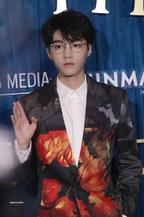 王俊凯 金丝眼镜##王俊凯繁花西装