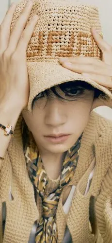 帅哥明星易烊千玺灰色草帽装扮帅气写真,高清图片,手机壁纸