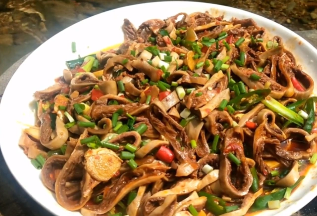 图片来源于网络,如有侵权请告知删除 首先当然是把猪胎盘清洗干净啦