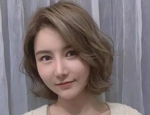 适合大脸女士的修颜时尚短发_发型造型_宝妈时尚生活网