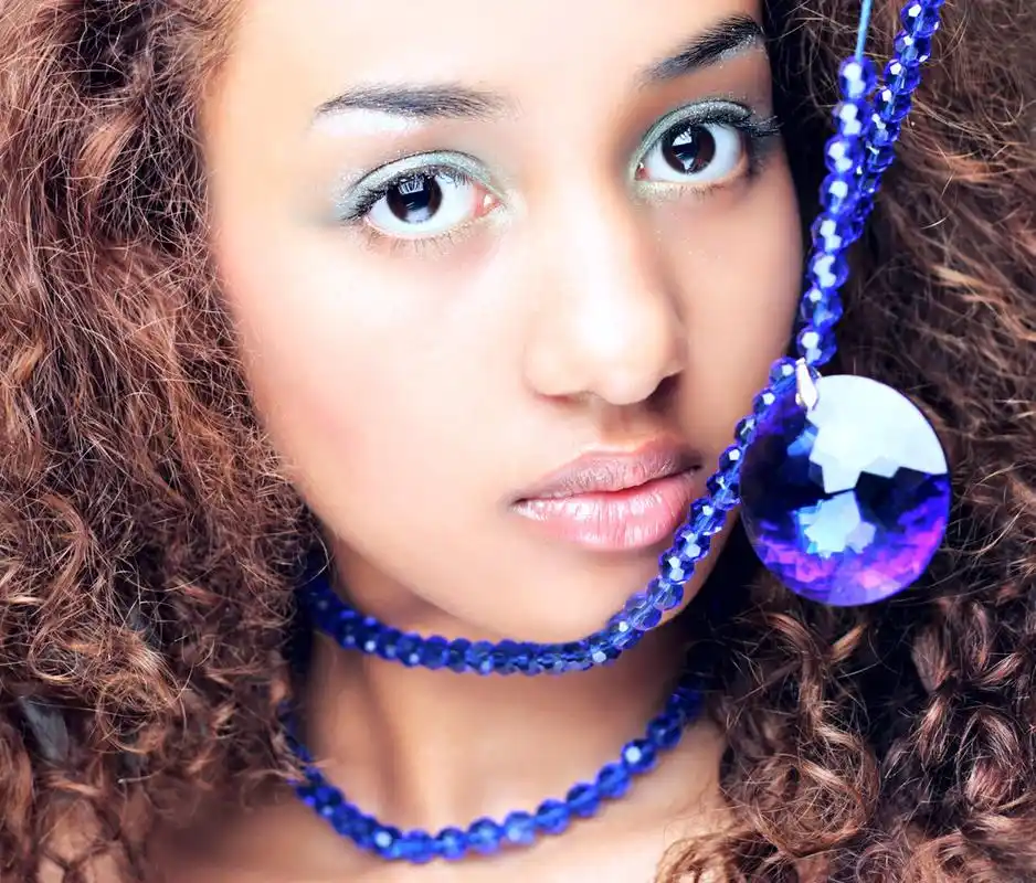 黑白混血美女,关闭了年轻黑白混血女人肖像与时尚的黑人发型,显示一条