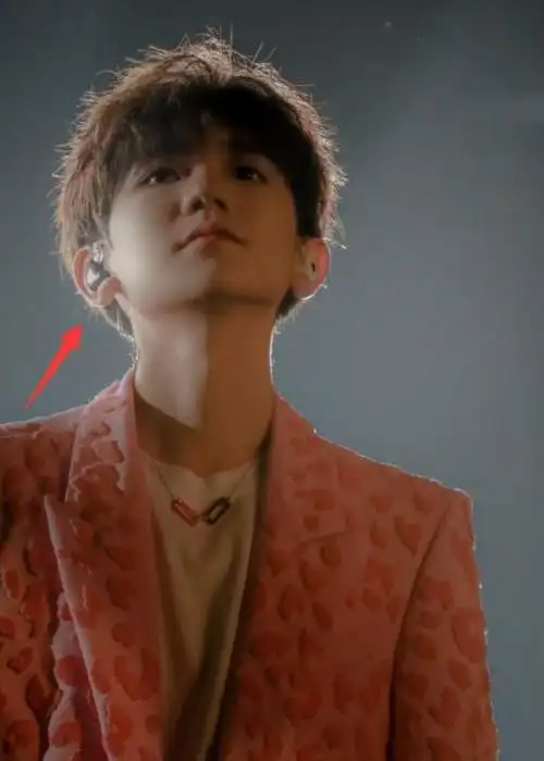 有一种耳垂叫王源的耳垂,人家都是平的,他的却一个劲地往上翘