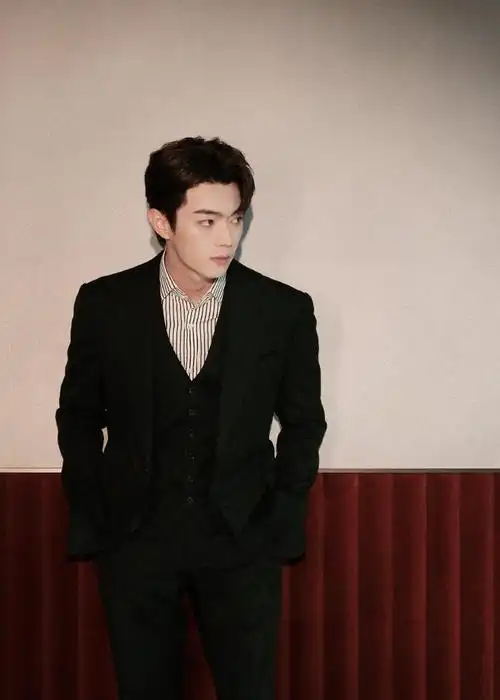 许凯最新写真大片🈶️ 条纹衬衫➕黑色西装,绅士soso好帅啊__财