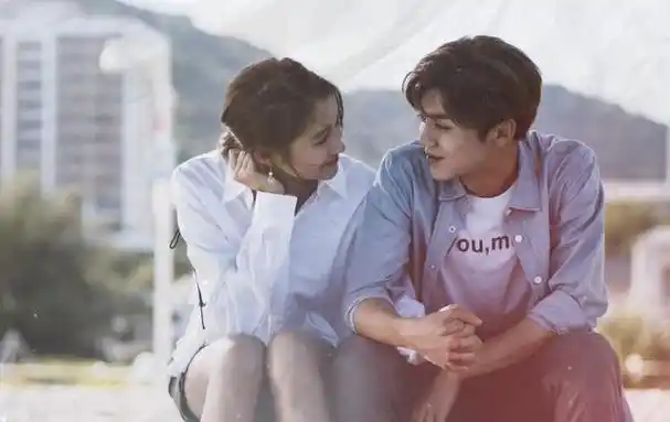 "一鹿彤行"关晓彤现身鹿晗演唱会,网友:天生一对,太好磕!