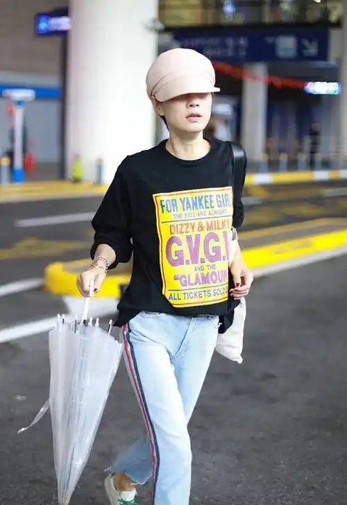 43岁马伊琍低调亮相穿t恤配牛仔裤很休闲素颜状态嫩成小姑娘