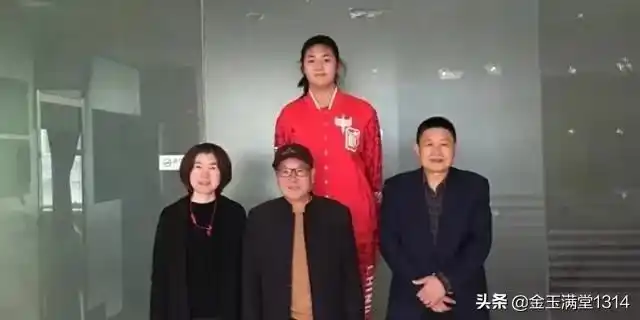 张子宇让人惊叹的是她的身高,现在她的身高已经达到2米26,比姚明还高