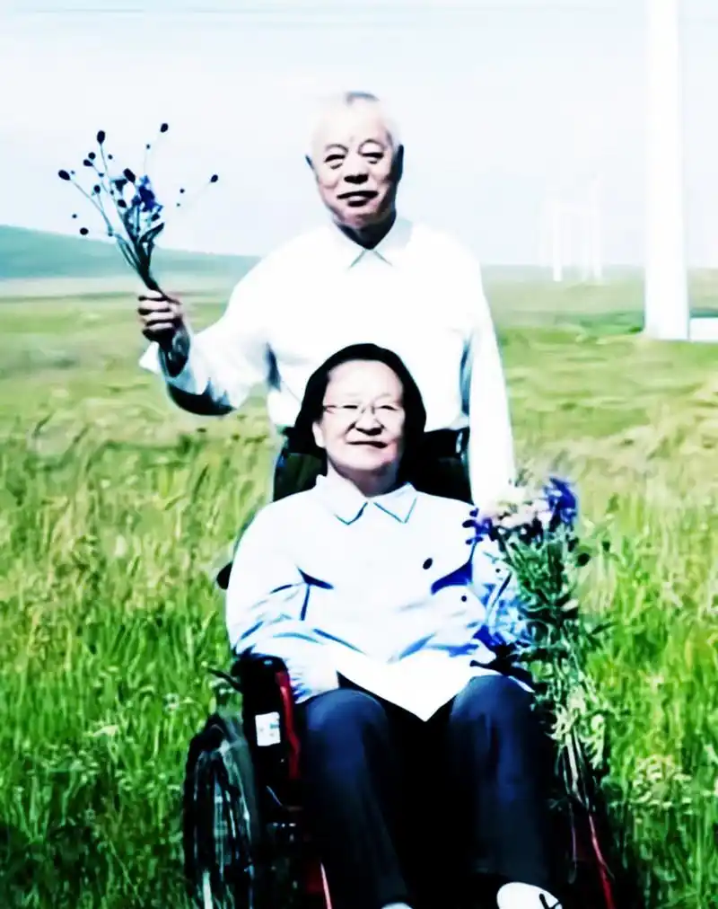 2015年,李讷和妻子王景清在延安父亲故居前被拍到.