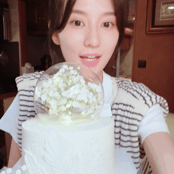 乔欣520晒鲜花蛋糕照片登上热搜你会选择喜欢这样的乔欣吗