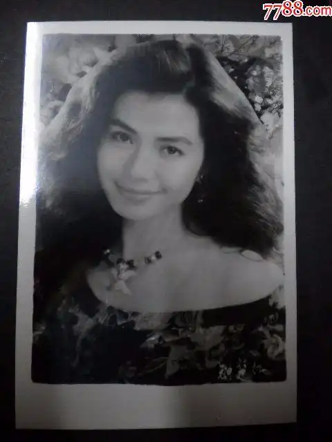 香港电影女演员钟楚红早期黑白明星老照片