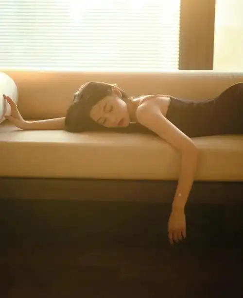 张天爱黑色吊带裙造型美艳妩媚惊艳迷人