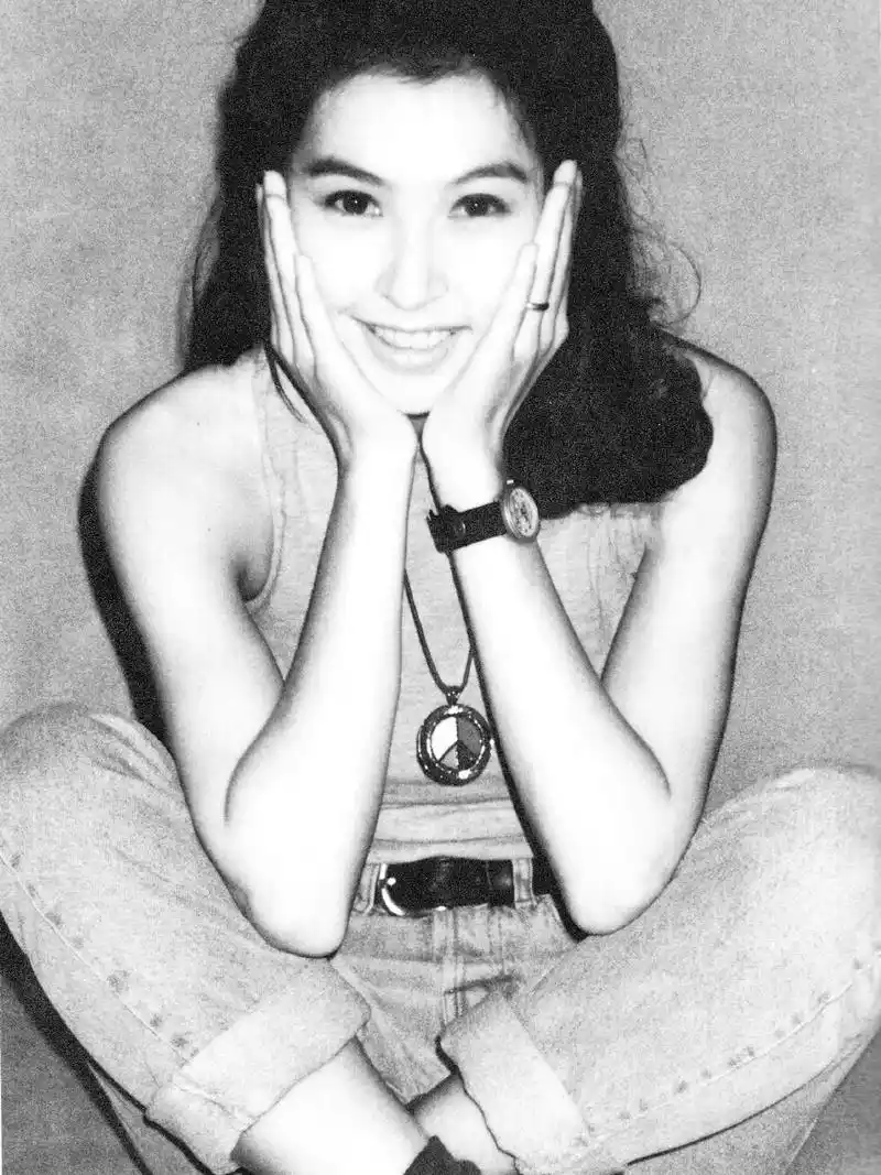 郭蔼明年轻时真的绝美!长发短发随意拿捏,刘青云确实娶到宝了