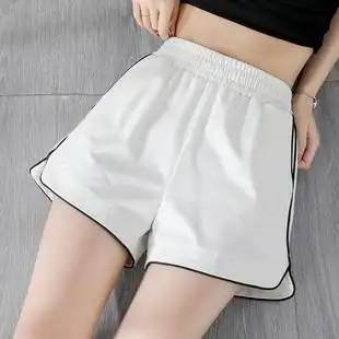 运动白色短裤