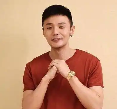 38岁李荣浩15岁辍学19岁车祸险丧命10年幕后终逆袭成导师