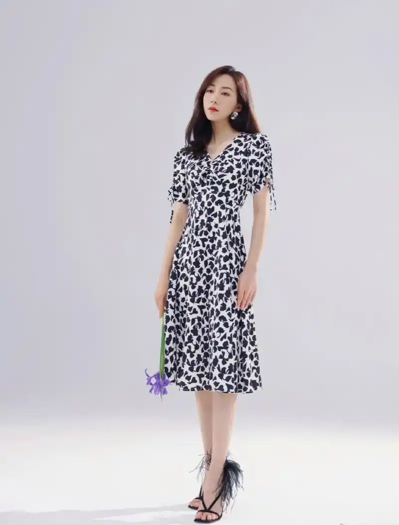 女星韩雪美足欣赏,2000年,韩雪以文化考试第一名的成绩被上海戏剧学院