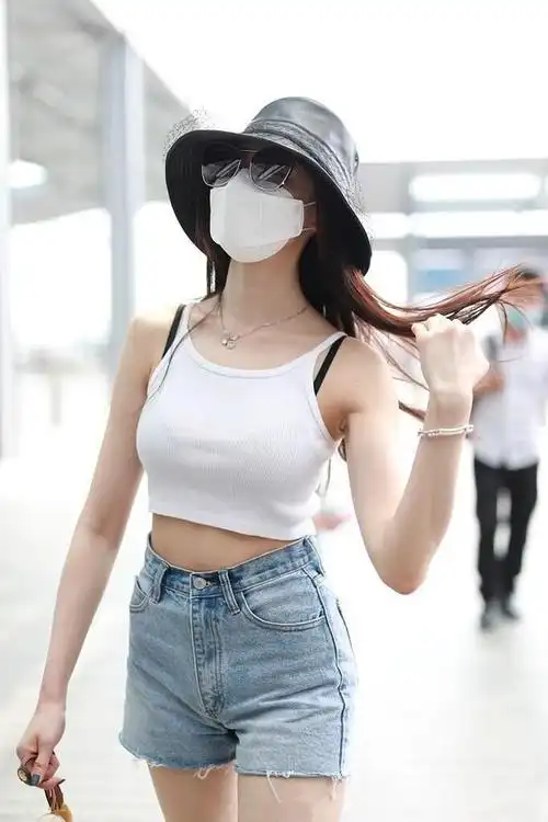 张天爱穿露脐装拍大片,"大肚子"引热议,被指"感觉有孕娠纹"|大长腿