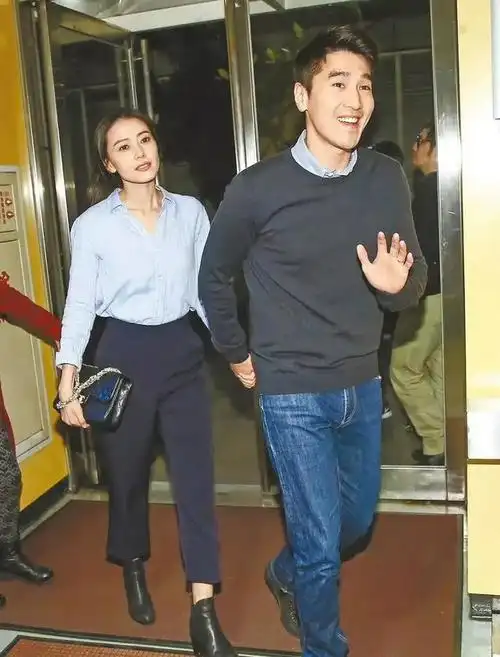 高圆圆晒游玩照,戴墨镜躺沙漠好惬意,与赵又廷结婚10年甜如初恋