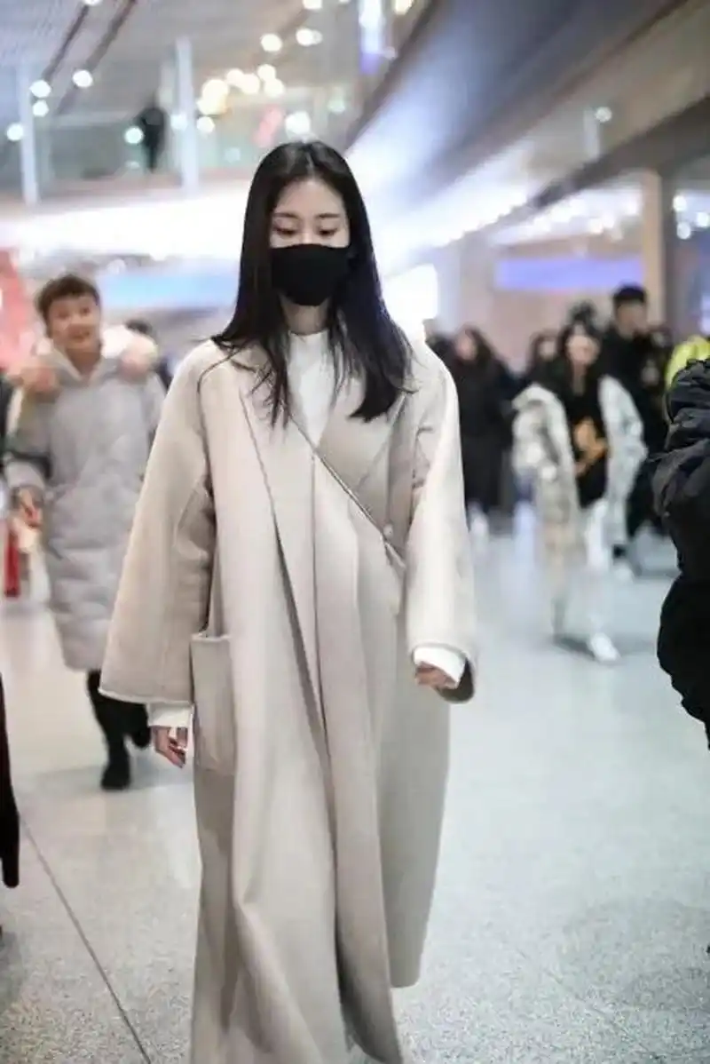 张碧晨现身机场,黑长直造型好清纯,大衣太长快拖地