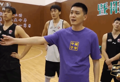 杨鸣讥讽假摔动作:某队大学生球员劈叉就跟体操运动员似的