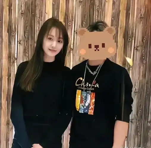 郑爽大变样,五官不协调,两只眼睛不对称,香肠嘴,满脸科技感|张恒|娱乐