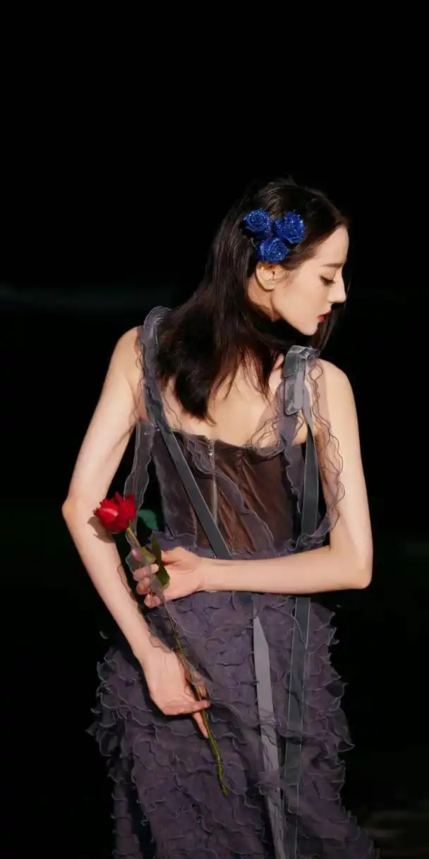 迪丽热巴2021造型,一袭紫色蕾丝长裙,暗夜里的浪漫俏美人 #我要上热门