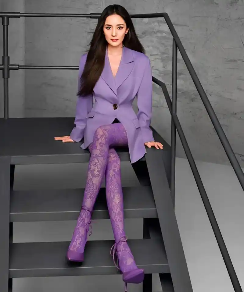 杨幂的长筒袜,哪种颜色比较好?你怎么看,欢迎评论区留言 #杨幂