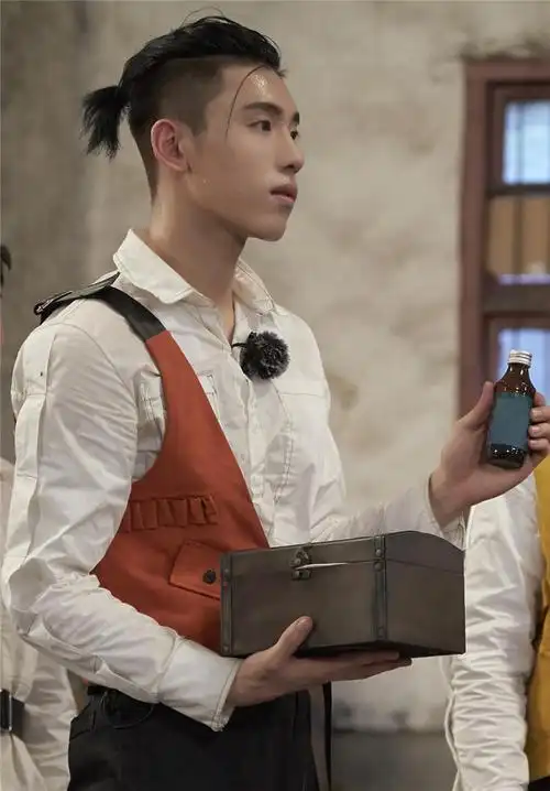 王子异节目现场满头大汗上演帅气侧脸杀图