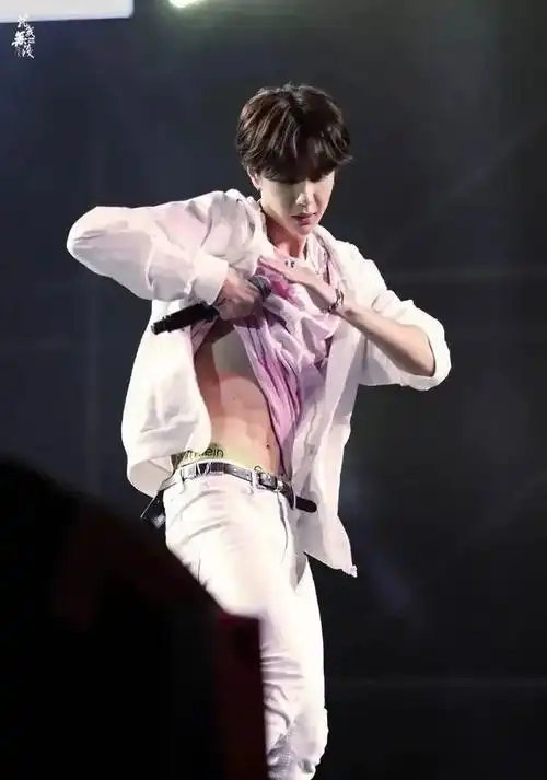 早年间,王一博还是一个可以在舞台撩衣服秀腹肌的boy,想知道什么时候