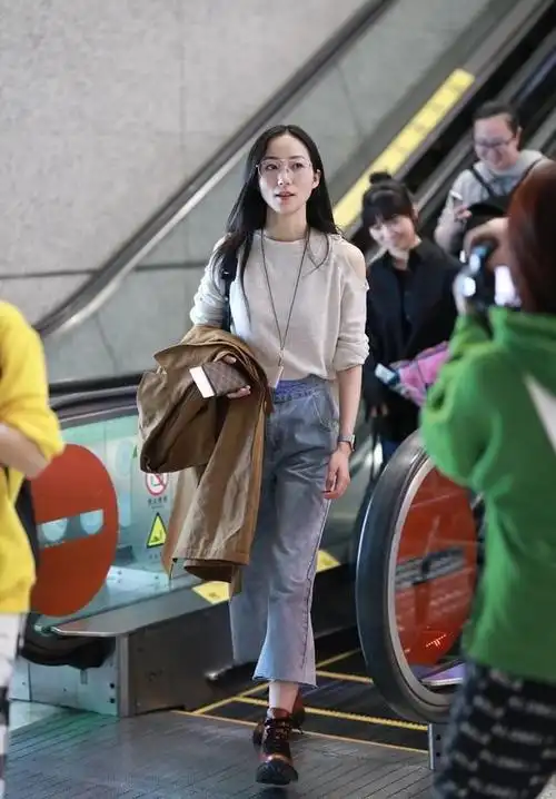 路人拍的韩雪才40岁发际线后移断崖式衰老中年大妈身材