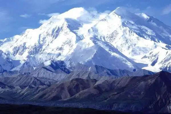 长白山脉主峰位于吉林省白山市长白朝鲜族自治县,是鸭绿江,松花江和