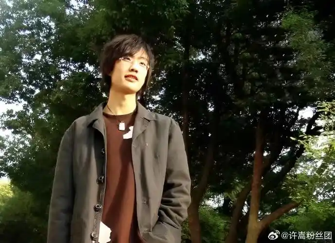 许嵩超话#许嵩呼吸之野演唱会#  许嵩青涩照片修复版