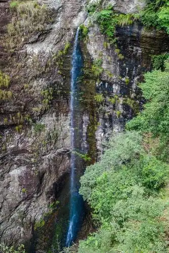 站在断肠崖就能看到远处的独秀峰,与峰体分离出来,一支独秀,其实是