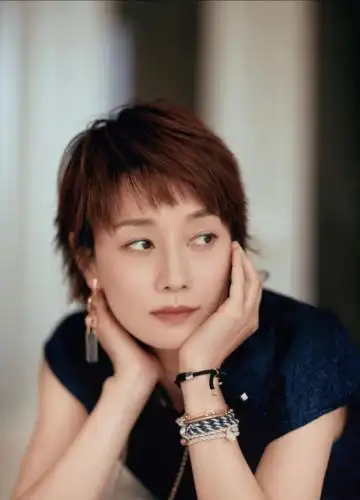 单身妈妈马伊琍骨子里就有一种贵气看着珠光宝气的笑起来挺美