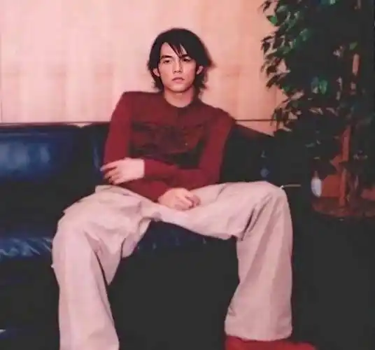 周杰伦晒20年前旧照,超帅日系男友风,网友:妥妥的小鲜肉颜值_音乐