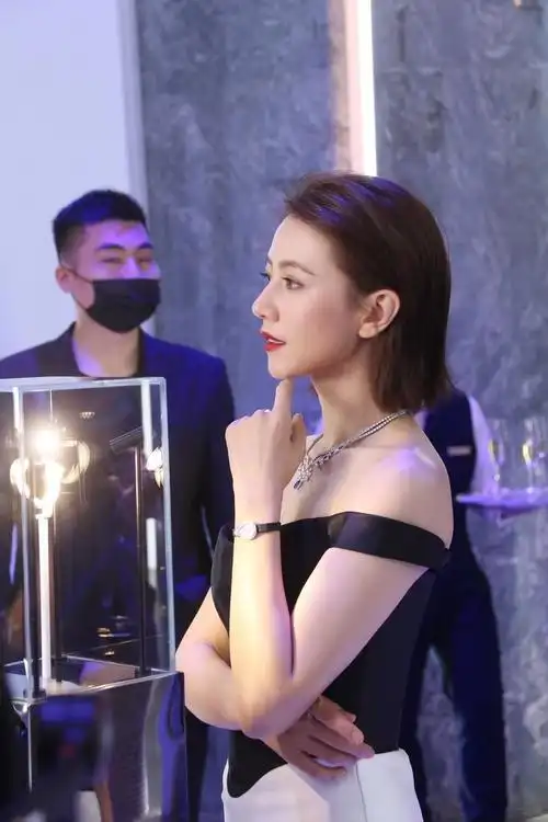 高圆圆短发红唇杀