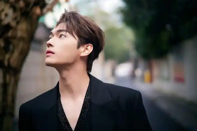 许凯v领开得好低##明星们是来成都团建了吗