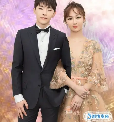 邓伦与杨紫同台不避嫌?台下几次起身主动靠近她,聂远眼神成亮点