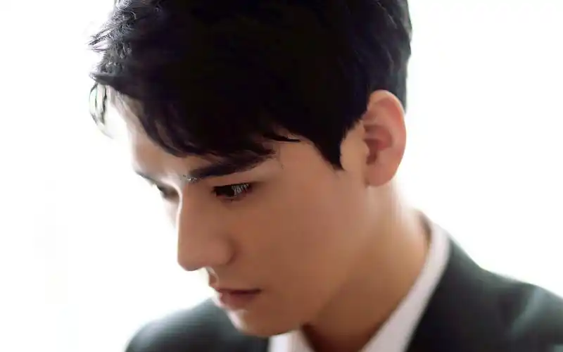 龚俊帅气养眼时尚写真桌面壁纸高清大图预览1920x1200_大陆明星下载