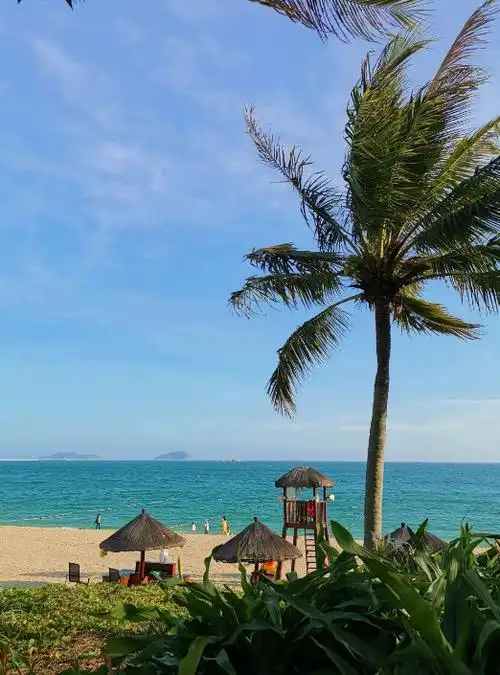 天涯海角见证誓言永恒,亚龙湾水清沙幼,如诗如画.