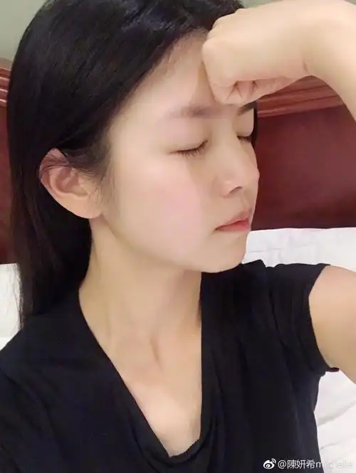 陈妍希晒素颜美照花式追世界杯