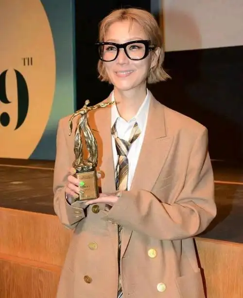 50岁郑秀文长发造型,青春似少女,对比上次瘦脱相造型,判若两人