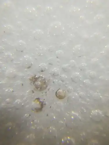 瓶身白底釉下死亡气泡图2.