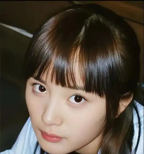 这是2005年,19岁的杨幂刚上北京电影学院大一,正在学校附近的网吧上网