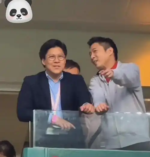 霍启刚看比赛在意形象穿西装不做表情霍启山运动衫逗笑哥哥