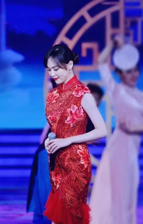 原创唐嫣红色旗袍搭配大红唇美得人移不开眼