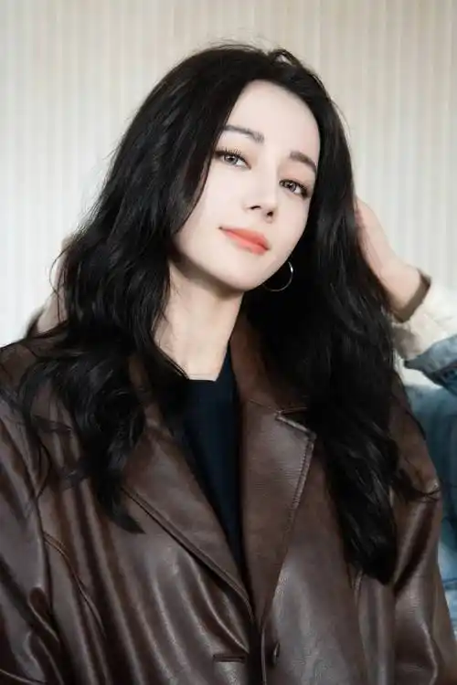 迪丽热巴新剧开机晒美照,嘟嘴卖萌甜如少女,和黄景瑜再传绯闻_造型