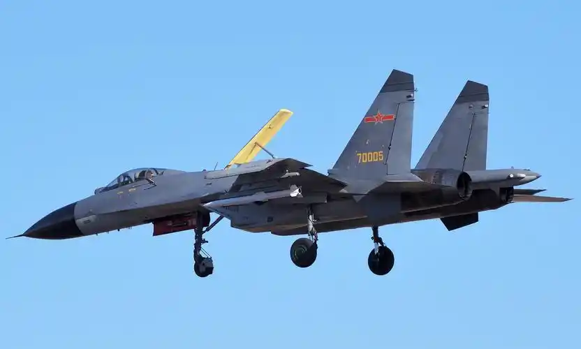 歼-11b战机挂霹雳-15照片