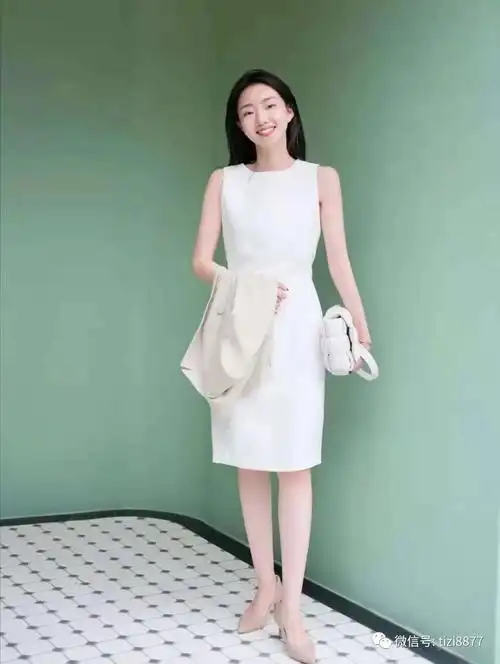 白色连衣裙配什么颜色鞋子好看