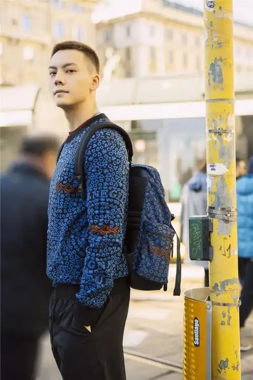 陈伟霆曝光一组时尚街拍.