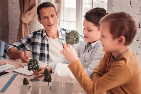 舒适的小广场穿着方形衬衫和两个儿子一起享受周末照片