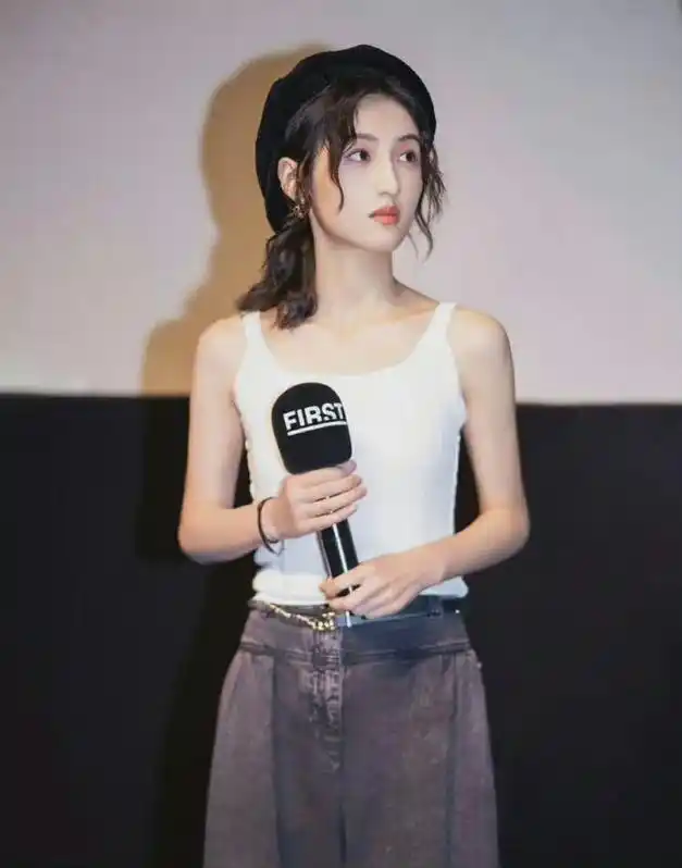 张子枫消失的斜方肌究竟是科技玩物还是自然塑形?